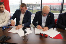 Podpisanie umowy na budowę boiska piłkarskiego przy Zespole Szkół nr 1 w Wieluniu