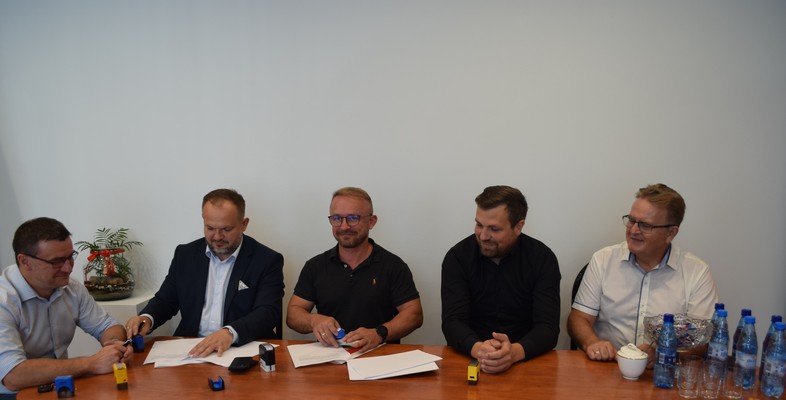 Podpisanie umowy  na budowę zadaszenia łukowego boiska do 800 m2 przy I LO w Wieluniu