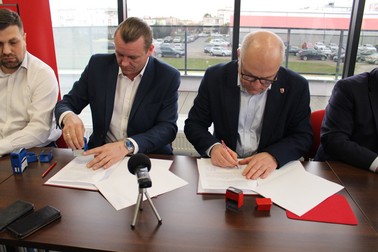 Podpisanie umowy na budowę boiska piłkarskiego przy Zespole Szkół nr 1 w Wieluniu