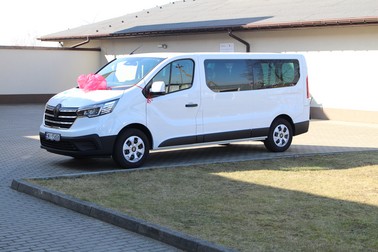 Uroczyste przekazanie samochodu Renault Trafic w SOSz-W w Gromadzicach